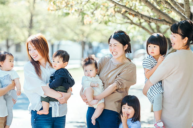 子育て世代の母親が子どもを抱いている写真