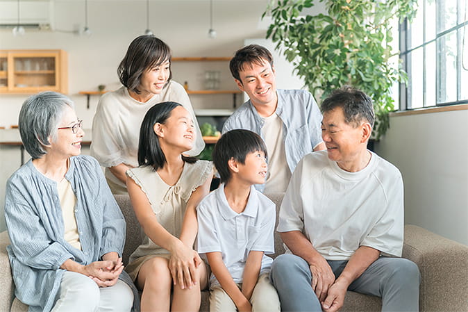祖父母と両親、子どもが揃った家族写真